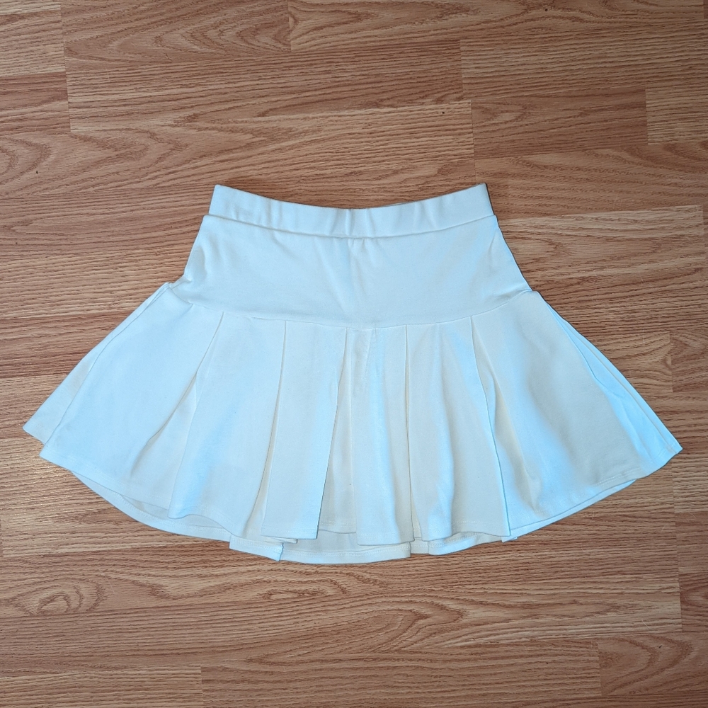 White pleated mini skort